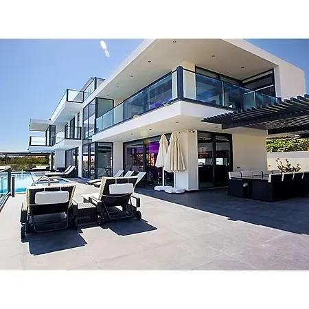 וילה Sleeps 10 With Pool And Wifi