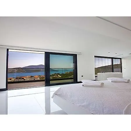 Sleeps 10 With Pool And Wifi וילה