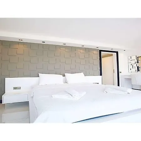 וילה Sleeps 10 With Pool And Wifi *