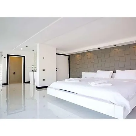 Sleeps 10 With Pool And Wifi * קלקן