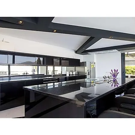 Sleeps 10 With Pool And Wifi קלקן