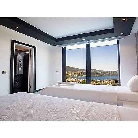 Sleeps 10 With Pool And Wifi קלקן