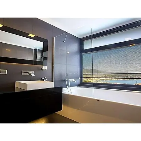 Sleeps 10 With Pool And Wifi קלקן