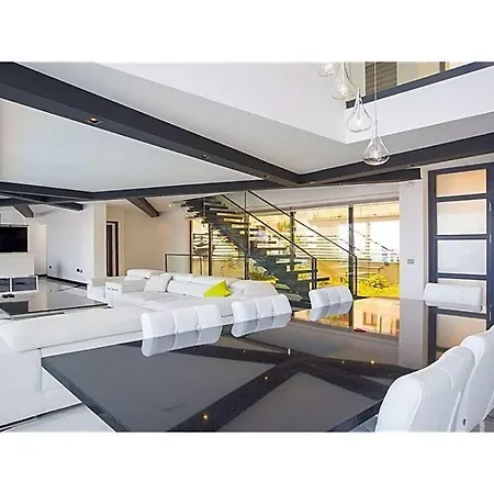 וילה Sleeps 10 With Pool And Wifi *