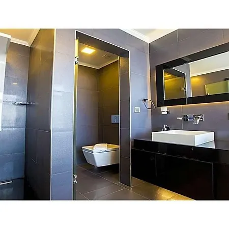וילה Sleeps 10 With Pool And Wifi *